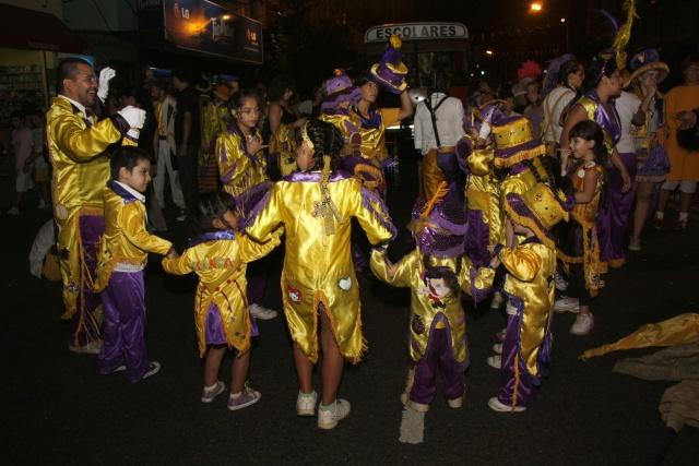 Colores, saltos, cantos, bombos y platillos (o la alegría de una murga)