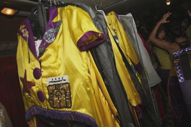 trajesenelmicro Colores, saltos, cantos, bombos y platillos (o la alegría de una murga)