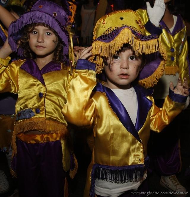 Colores, saltos, cantos, bombos y platillos (o la alegría de una murga)