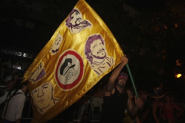 Colores, saltos, cantos, bombos y platillos (o la alegría de una murga)