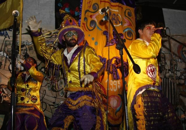 Colores, saltos, cantos, bombos y platillos (o la alegría de una murga)