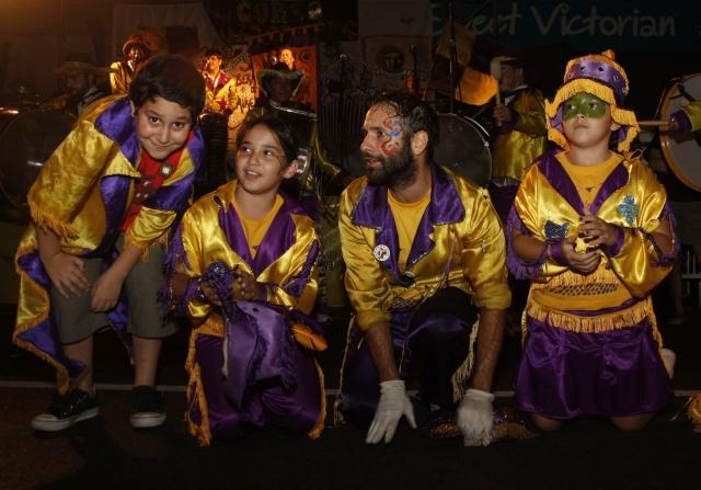 murga2 Colores, saltos, cantos, bombos y platillos (o la alegría de una murga)