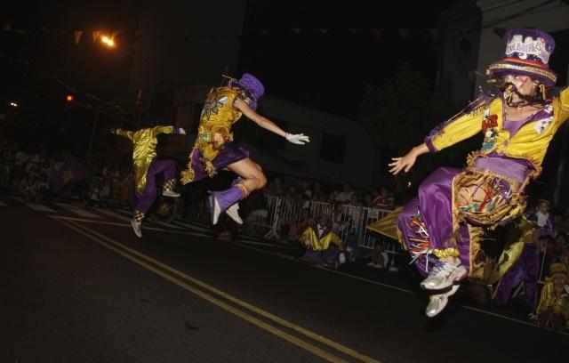 Colores, saltos, cantos, bombos y platillos (o la alegría de una murga)