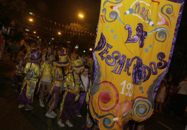 Colores, saltos, cantos, bombos y platillos (o la alegría de una murga)