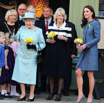 La Duquesa de Cambridge, de Missoni,  en Fortnum and Mason, con la Reina y la Duquesa de Cornualles