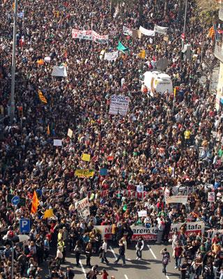 Los estudiantes se echan a la calle contra los recortes. Los estudiantes se echan a la calle contra los recortes.
