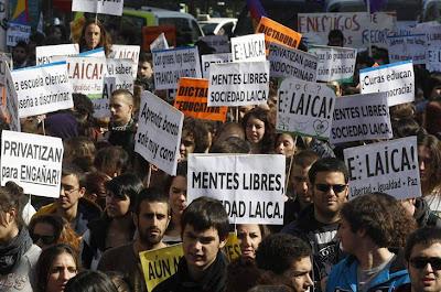 Los estudiantes se echan a la calle contra los recortes. Los estudiantes se echan a la calle contra los recortes.