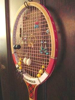 raqueta_organizador_joyas Juega a frontón en casa