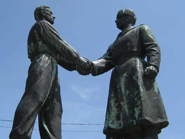 Los monumentos a las amistades soviéticas Los monumentos a las amistades soviéticas