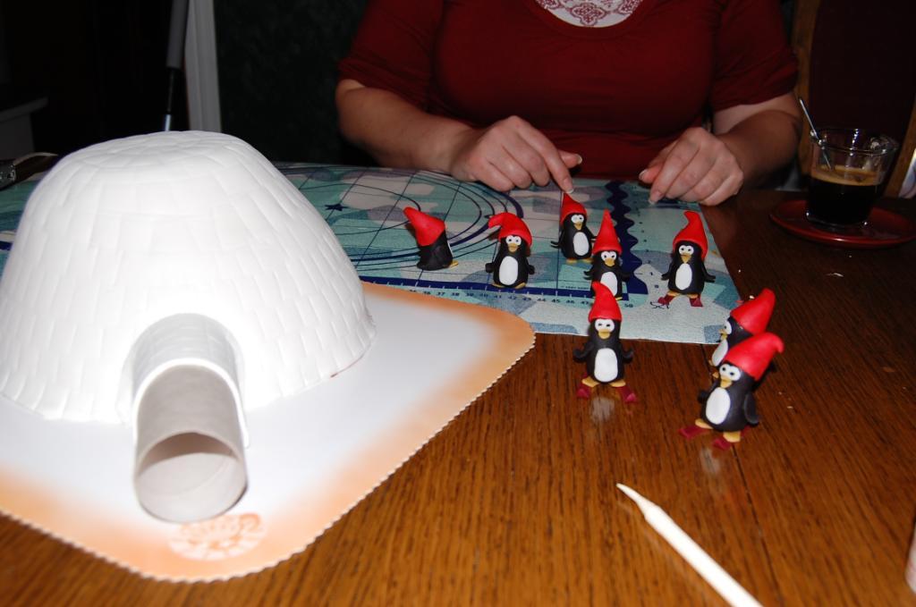 Paso a paso: Tarta fondant Iglú con pingüinos 4