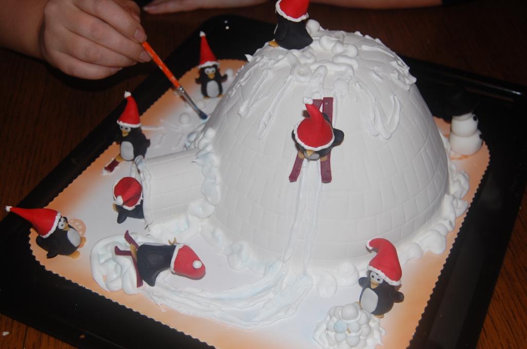 Paso a paso: Tarta fondant Iglú con pingüinos 9