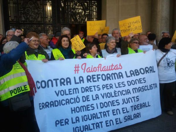 Los iaioflautas ante la sede del 