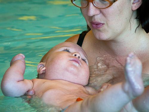 Recomiendan que los bebés no practiquen natación