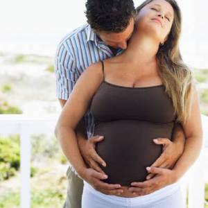 Mujer embarazada con su pareja