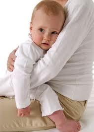 bebecolico Un estudio relaciona los cólicos en los infantes con las migrañas en las madres