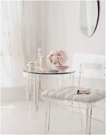 Cristal, blanco y rosa para lograr un espacio femenino