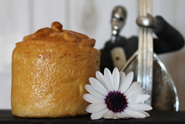 Brioche rellena de tomate ,mozzarellla y albahaca.