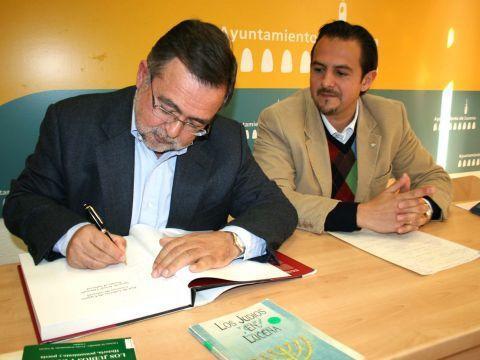 Historiadores y escritores abordarán en Lucena diversos aspectos del mundo judío José Calvo y Manuel Lara durante la comparecencia. (Foto: Cedida)