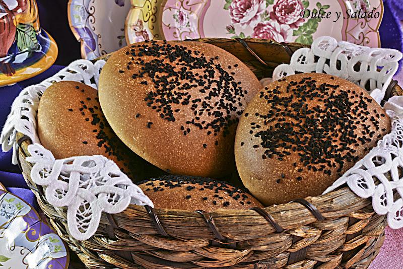 PAN DE HAMBURGUESA CON MANTEQUILLA CLARIFICADA Y SESEMO NEGRO PAN DE HAMBURGUESA CON MANTEQUILLA CLARIFICADA Y SESEMO NEGRO