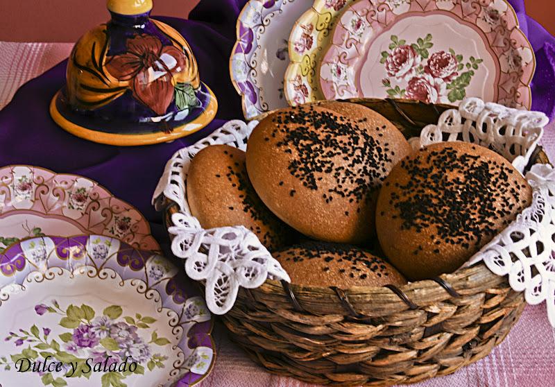 PAN DE HAMBURGUESA CON MANTEQUILLA CLARIFICADA Y SESEMO NEGRO PAN DE HAMBURGUESA CON MANTEQUILLA CLARIFICADA Y SESEMO NEGRO