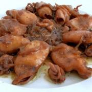 Chipirones encebollados Cova y la generosa cordialidad de su cocina en Comoju