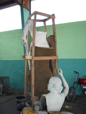 Mientras invierten millones en premio, la estatua de Casandra está abandonada en un taller...