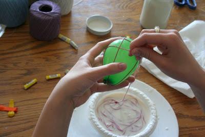 HACER HUEVOS DE PASCUA DE HILO