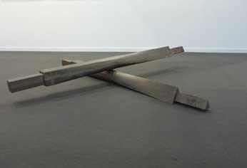 Bruce Nauman 'Untitled' (Crossbeams), 1986. Escultura de hierro.