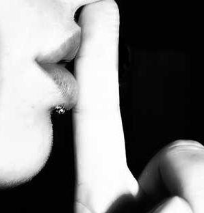 a callar A CALLAR Y SIN PONERSE COLORADA