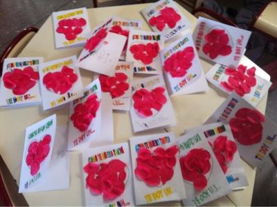 POSTAL PARA EL DIA DEL PADRE: MANUALIDAD CON PETALOS DE FLORES POSTAL PARA EL DIA DEL PADRE: MANUALIDAD CON PETALOS DE FLORES