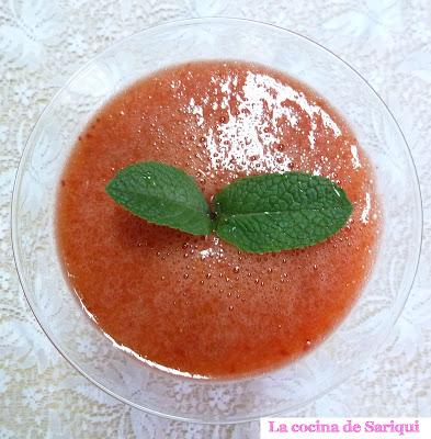 El despertar con un batido de fruta natural El despertar con un batido de fruta natural