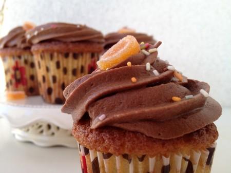 Buen finde Magdalenas de naranja con cobertura de chocolate Buen finde – Magdalenas de naranja con cobertura de chocolate