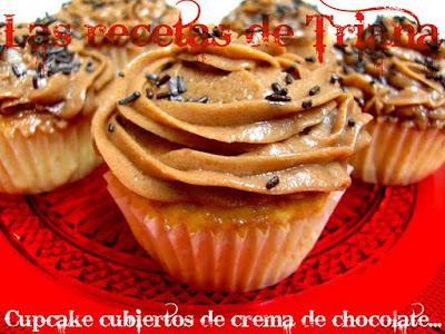 Cupcakes cubiertos de crema de chocolate