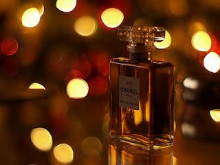 Chanel No. 5 cómo o dónde había que perfumarse con el: “allí en donde quieres que te besen”