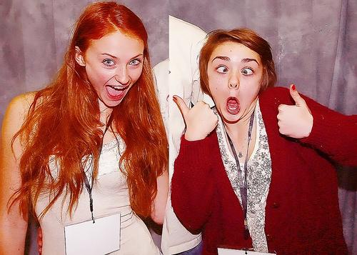 Arya y Sansa caras raras