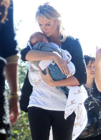 Charlize Theron una madre feliz