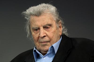 El músico Mikis Theodorakis nos da su relato de la crisis griega El músico Mikis Theodorakis nos da su relato de la crisis griega