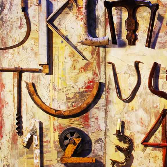 Un abecedario con viejas herramientas