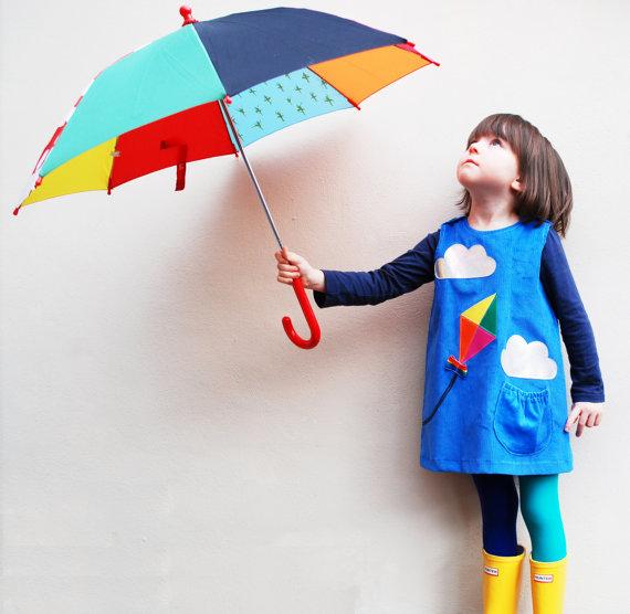 niña con vestido de nubes