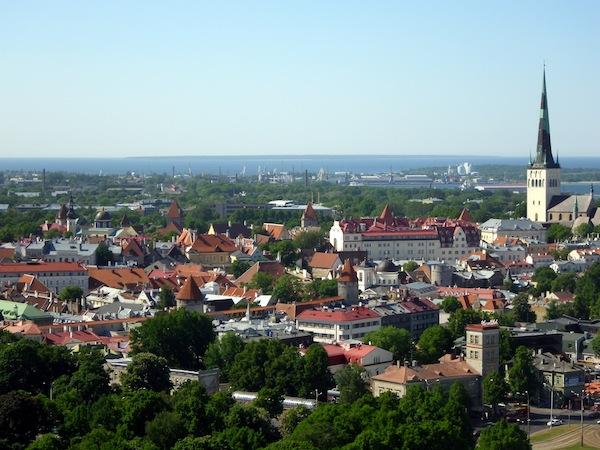 Vista aérea de la ciudad de Tallin, Estonia
