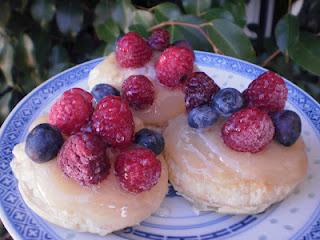 PASTELITOS  PRIMAVERA (HOJALDRE RELLENO DE CREMA CON FRUTOS ROJOS)