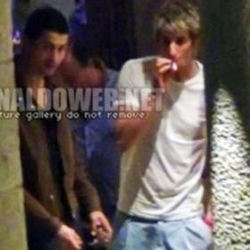 Coentrao fumando. Al lado CR7 Coentrão fuera de los concentrados… ¿Por fumar?