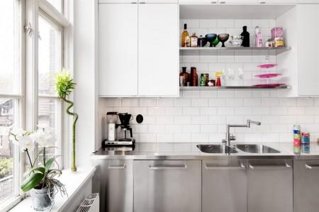 Cocina industrial y suelo de cemento suelo de cemento sofá fritz hansen sillas 7 arne jacobsen silla panton negro muebles de diseño danés de los 50 muebles de diseño mesa fritz hansen lámparas floss diseño lámparas de diseño lámpara foco de cine decoración estilo nórdico electrodomésticos de acero inoxidable diván barcelona decoración de interiores cocina industrial cocina acero inoxidable artículos de diseño danés stelton arne jacobsen