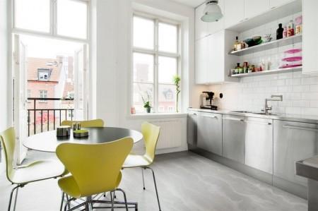 Cocina industrial y suelo de cemento suelo de cemento sofá fritz hansen sillas 7 arne jacobsen silla panton negro muebles de diseño danés de los 50 muebles de diseño mesa fritz hansen lámparas floss diseño lámparas de diseño lámpara foco de cine decoración estilo nórdico electrodomésticos de acero inoxidable diván barcelona decoración de interiores cocina industrial cocina acero inoxidable artículos de diseño danés stelton arne jacobsen