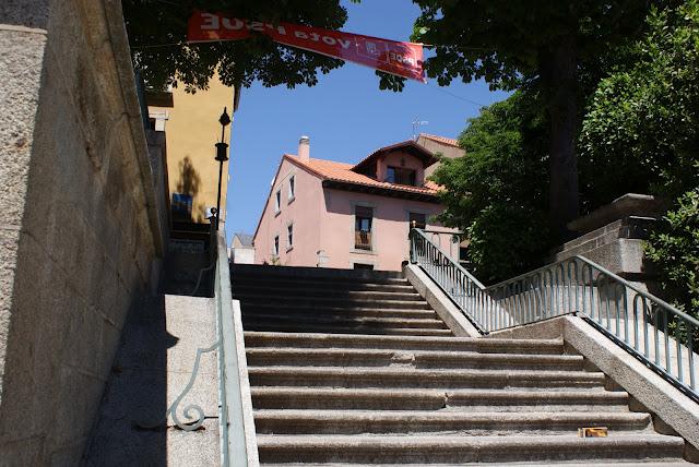 El Escorial, la cruz verde en moto