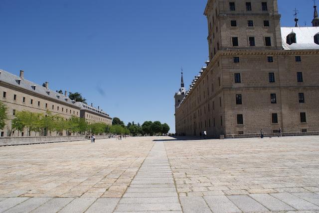 El Escorial, la cruz verde en moto