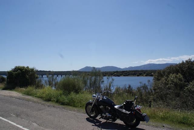 El Escorial, la cruz verde en moto