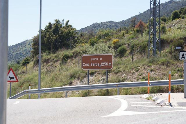 El Escorial, la cruz verde en moto