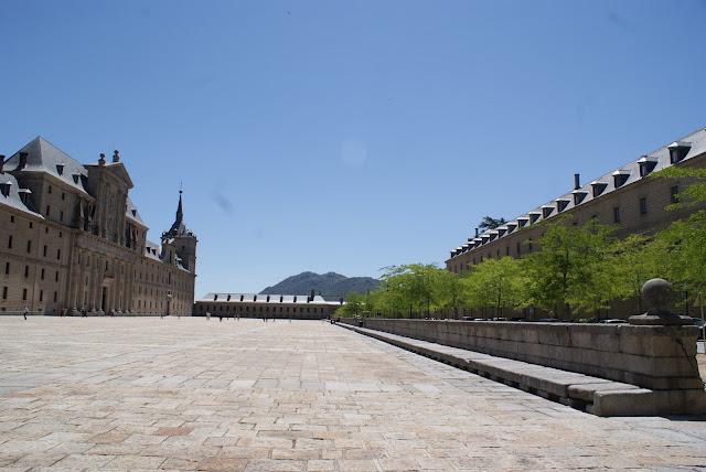 El Escorial, la cruz verde en moto