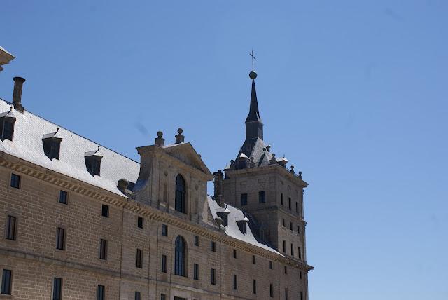 El Escorial, la cruz verde en moto